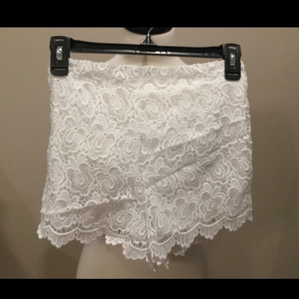 Small Jr. White laced shorts DP